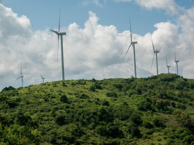 Sidenreng Rappang, Endonezya - 23 Ocak 2020: Yeşil bir tepe üzerindeki Endonezya rüzgar çiftliği manzarası.