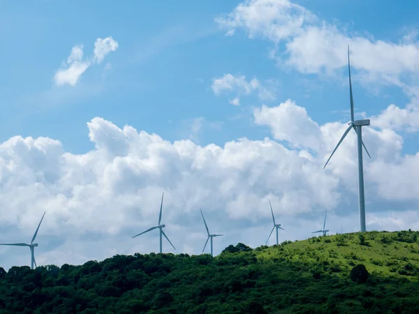 Sidenreng Rappang, Endonezya - 23 Ocak 2020: Yeşil bir tepe üzerindeki Endonezya rüzgar çiftliği manzarası.