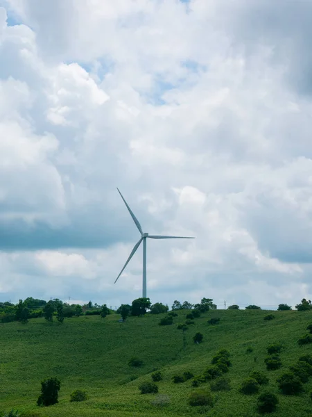 Sidenreng Rappang, Endonezya - 23 Ocak 2020: Yeşil bir tepe üzerindeki Endonezya rüzgar çiftliği manzarası.