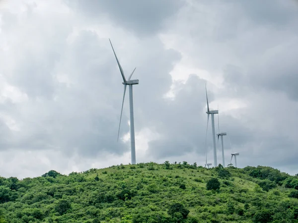 Sidenreng Rappang, Endonezya - 23 Ocak 2020: Yeşil bir tepe üzerindeki Endonezya rüzgar çiftliği manzarası.