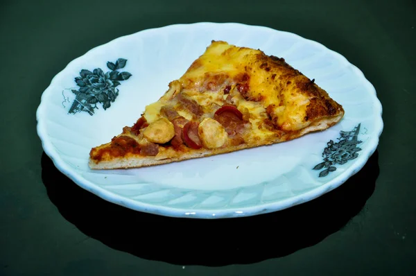 İçinde et ve Çin sosu olan bir dilim pizza..