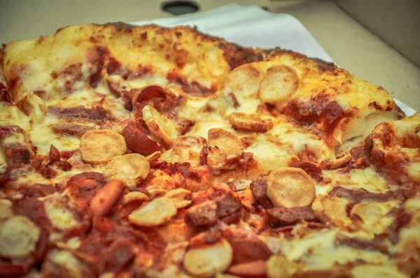 Bir kap dolusu et ve peynirli pizza..