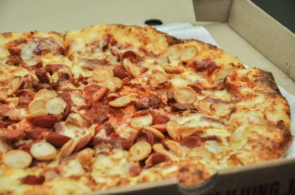Bir kap dolusu et ve peynirli pizza..