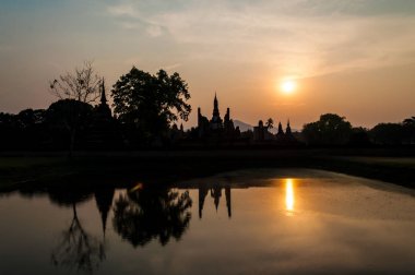 Antik tapınak harabe siluet günbatımı gökyüzü