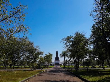 Buda heykeli karşı açık mavi gökyüzü yürüyüş arkasında