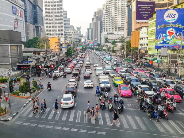 Ağır trafik sıkışıklığı içinde Asoke, Bangkok, Tayland