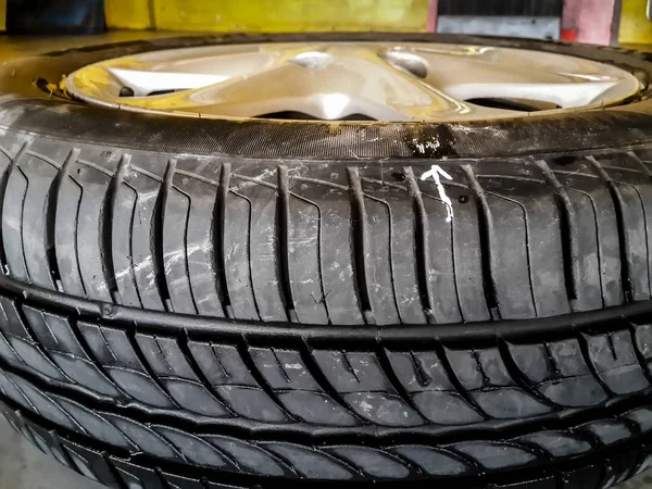 White arrow mark leak point on tire — Stock Photo, Image