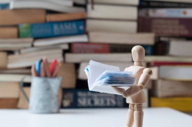 Ahşap manken minyatür kitap okuma 