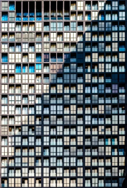 Primer plano del patrón de ventana exterior del edificio residencial — Foto de Stock