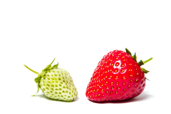 Fraises rouges et vertes couchées sur un fond blanc — Photo