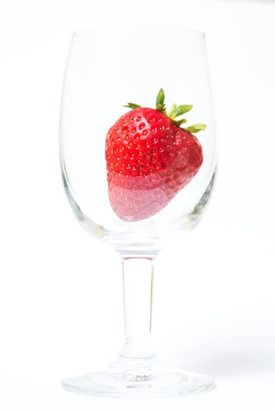 Fresa roja y madura en vino sobre fondo blanco — Foto de Stock