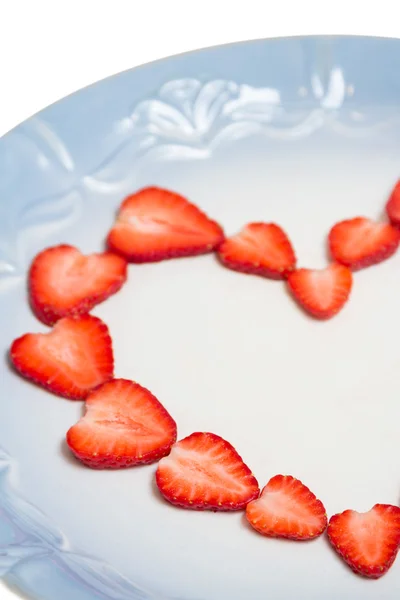 Symbol krásné srdce z nasekané červené šťavnaté jahody — Stock fotografie