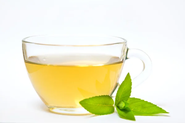Glas transparant cup met thee en groene muntblad Rechtenvrije Stockafbeeldingen