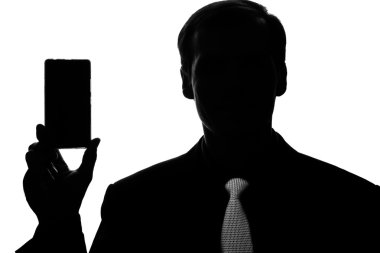 Portre genç adam takım elbise, kravat smartphone ile el