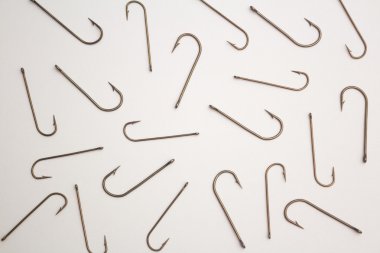 Beyaz Kağıt arka plan üzerinde birçok balıkçılık kanca