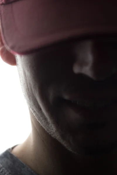 Retrato de un joven en gorra sonrisa, vista frontal —  Fotos de Stock