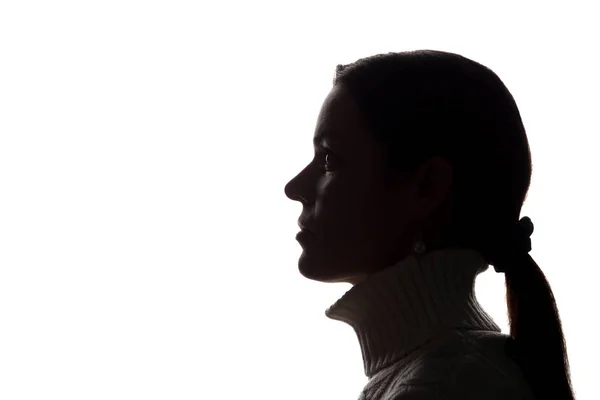Jonge vrouw vooruitkijken - horizontale silhouet — Stockfoto