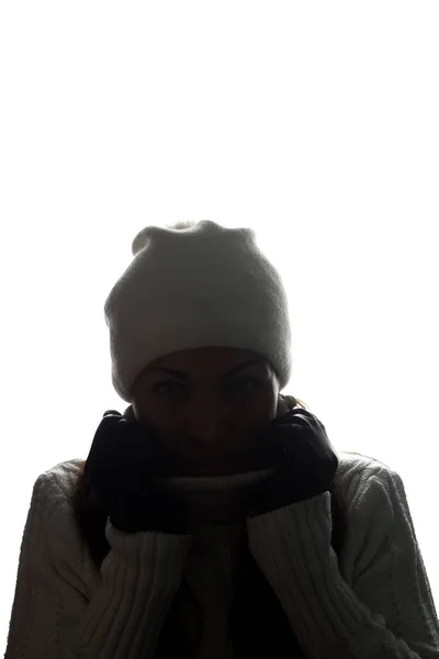 Junge Frau mit Hut und Handschuhen blickt voraus - horizontale Silhouette — Stockfoto