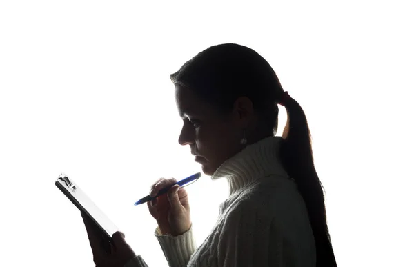 Mujer joven cuidadosamente escribe, dibuja, escribe — Foto de Stock