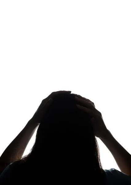 Silhouette einer jungen Frau hält ihre Kopfhände — Stockfoto