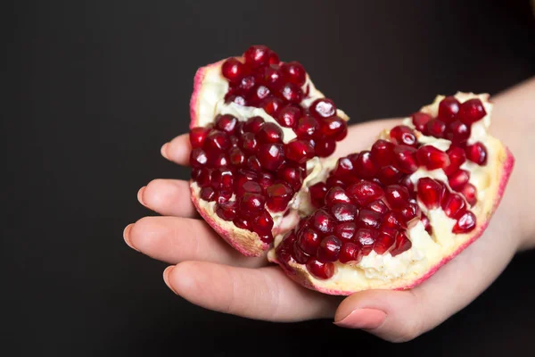 女性の手で浄化されたザクロの果実 — ストック写真