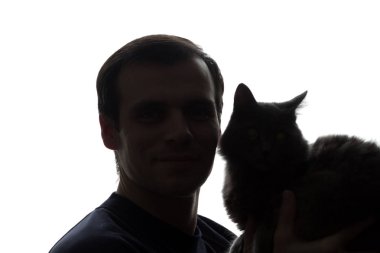 Bir yavru kedi onun elinde olan genç bir adam