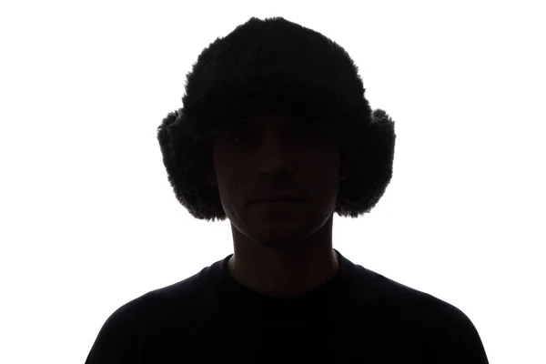 Молодий чоловік у капелюсі дивиться вперед - горизонтальний силует — стокове фото