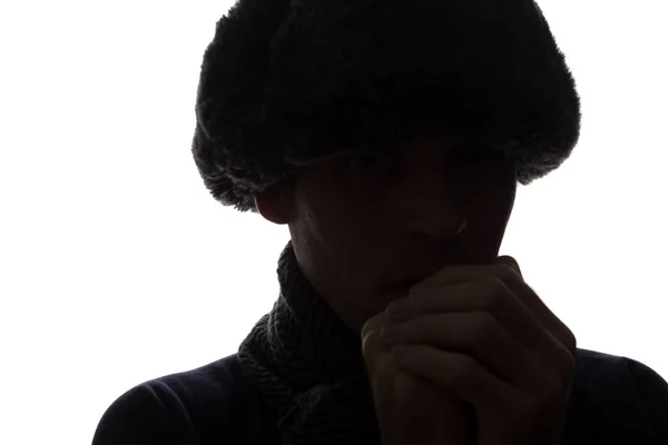 모자와 장갑에서 젊은 남자 보고 앞-수평 실루엣 — 스톡 사진