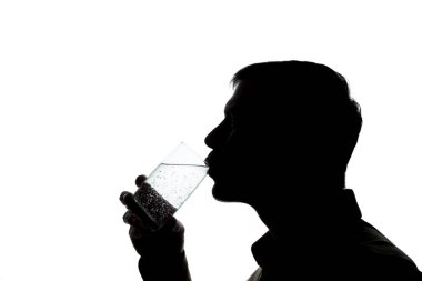Genç adam içki soda su - siluet
