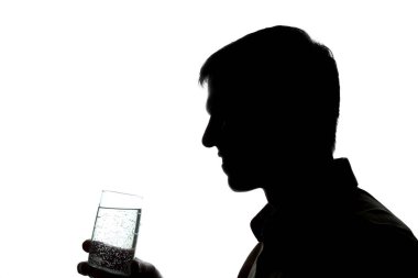 Genç adam içki soda su - siluet