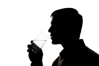 Genç adam içki soda su - siluet