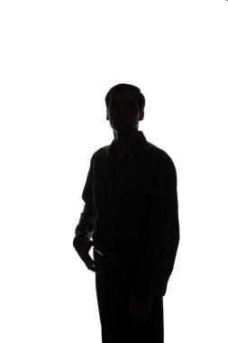 Genç bir adam, önden görünüş portresi