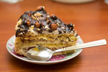 Fındık ve çikolata bir fincan tabağı ile çok kolay