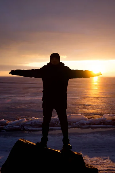 Человек Скале Море Льду Силуэт — стоковое фото