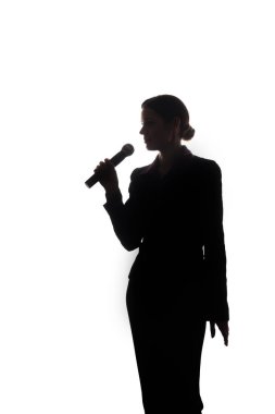 Mikrofona doğru şarkı, raising genç kadın elleri - siluet