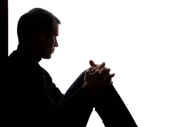 Keder ile genç adam düştü kollarını - siluet