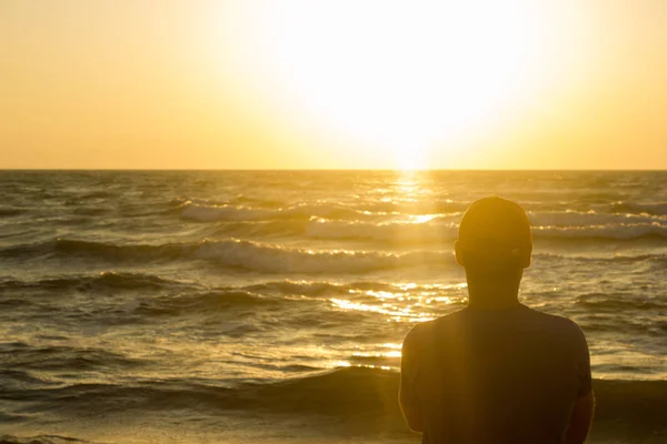 Портрет Молодого Человека Кепке Пляже Рассвете — стоковое фото