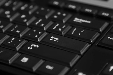 siyah bilgisayar klavyesini kapat