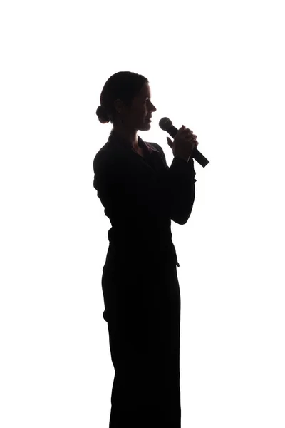 Jovem mulher cantando no microfone — Fotografia de Stock