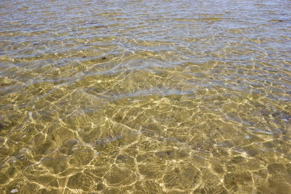 Textura de ondas marinas transparentes a la luz del sol — Foto de Stock