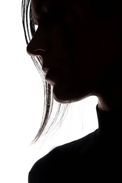 Silhuetten av en ung kvinna i sorg — Stockfoto