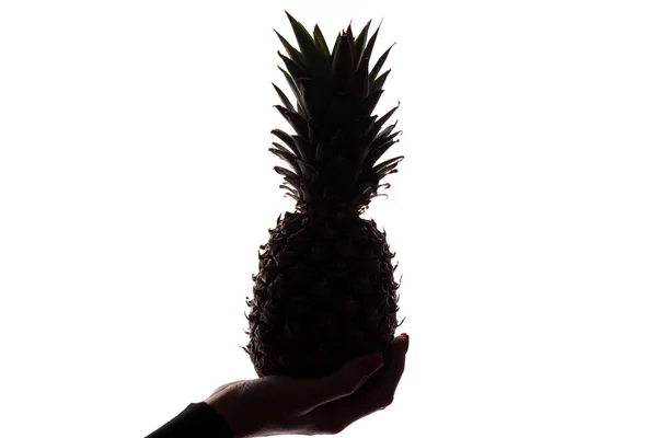 Ananas na kobiecej ręki na białym tle — Zdjęcie stockowe