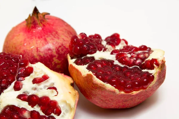 白い背景に精製されたザクロの果実 — ストック写真