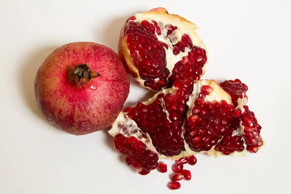 白い背景に精製されたザクロの果実 — ストック写真