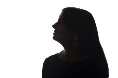 Kapalı gözlü güzel bir kız portresi. Siluet, soyutlama.