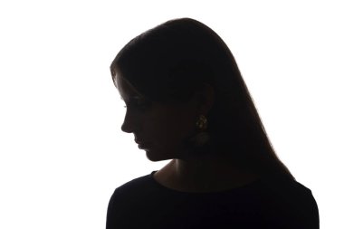 Güzel bir genç kızın portresi konsepte bakıyor - siluet, soyutlama