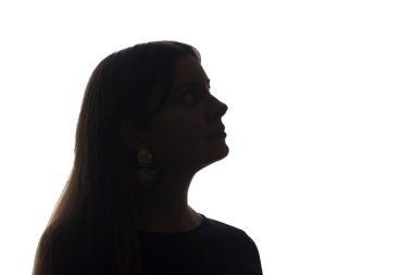 Portre güzel genç kız konsepte bakıyor - siluet, izole