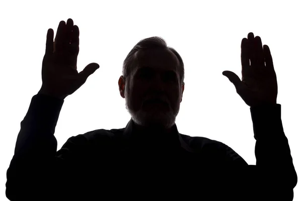 Hand oude man bedekt zijn gezicht, handen omhoog - silhouet, concept — Stockfoto
