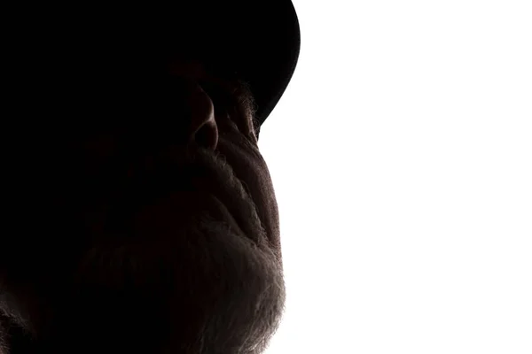 ピーク時のキャップ、サイドビューの老人-暗いクローズアップシルエット — ストック写真