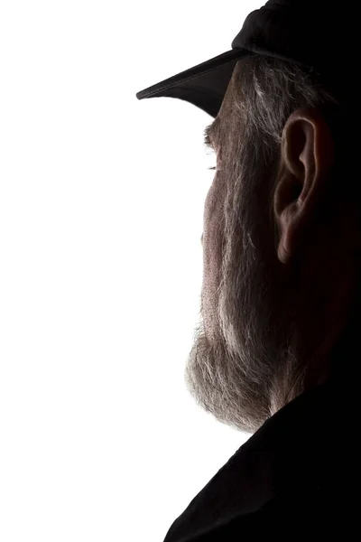Starý muž v čepici, boční pohled - tmavá silueta zblízka — Stock fotografie